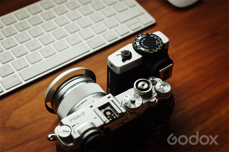 1694481574210410.jpg Godox Lux Junior 04.jpg