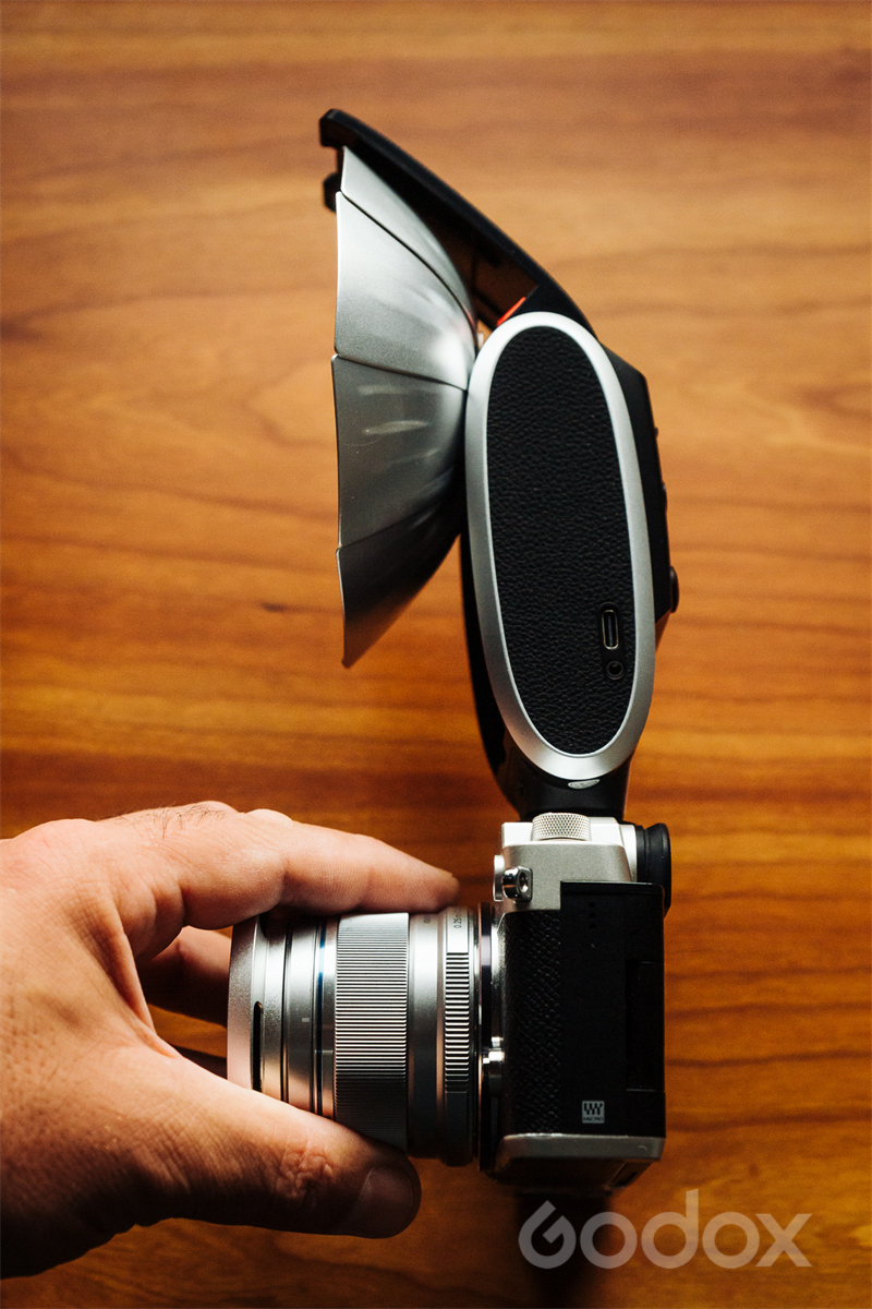 1694482415136384.jpg Godox Lux Senior 22.jpg